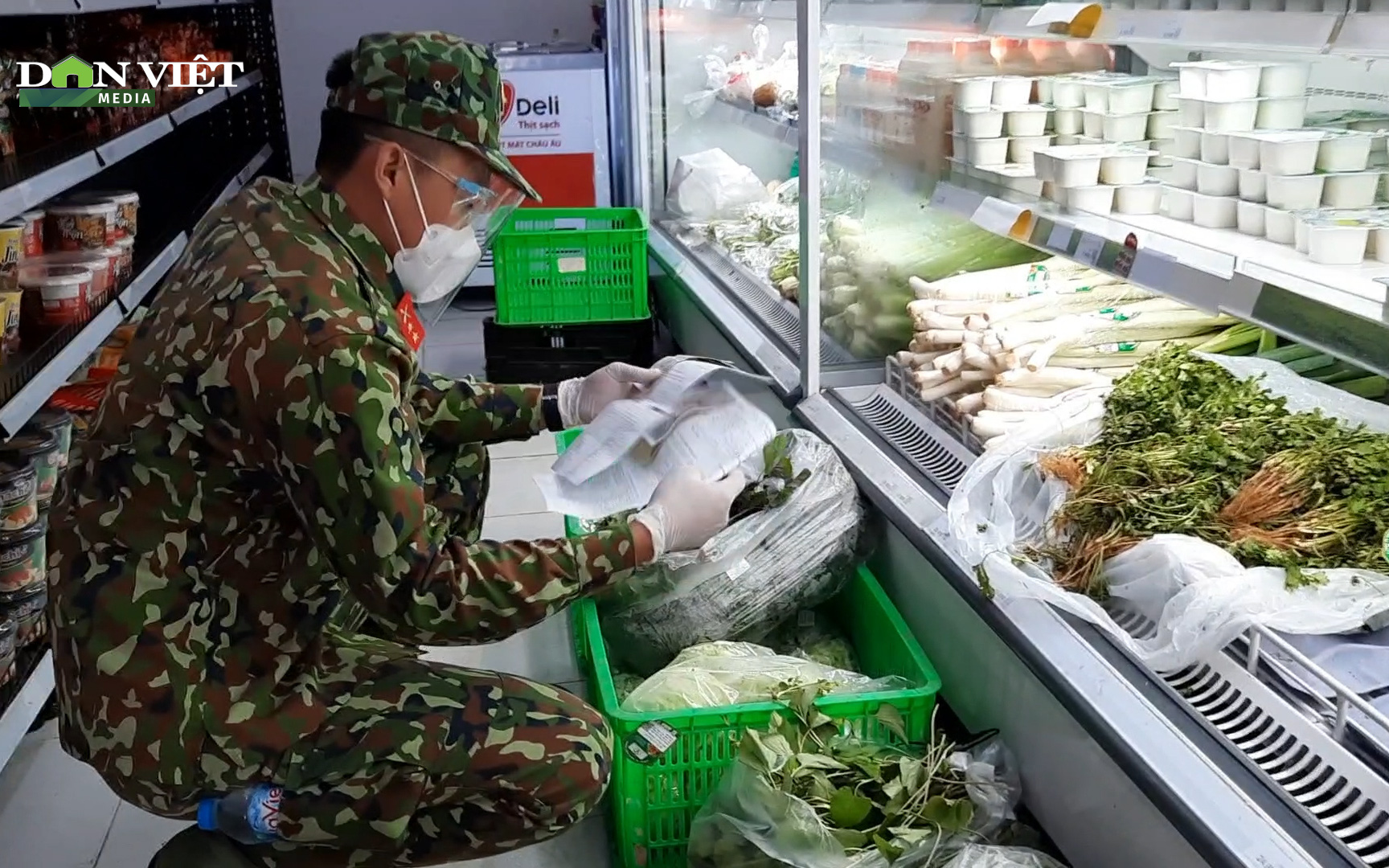 Những hình ảnh về lực lượng bộ đội đi siêu thị mua nhu yếu phẩm giúp người dân 