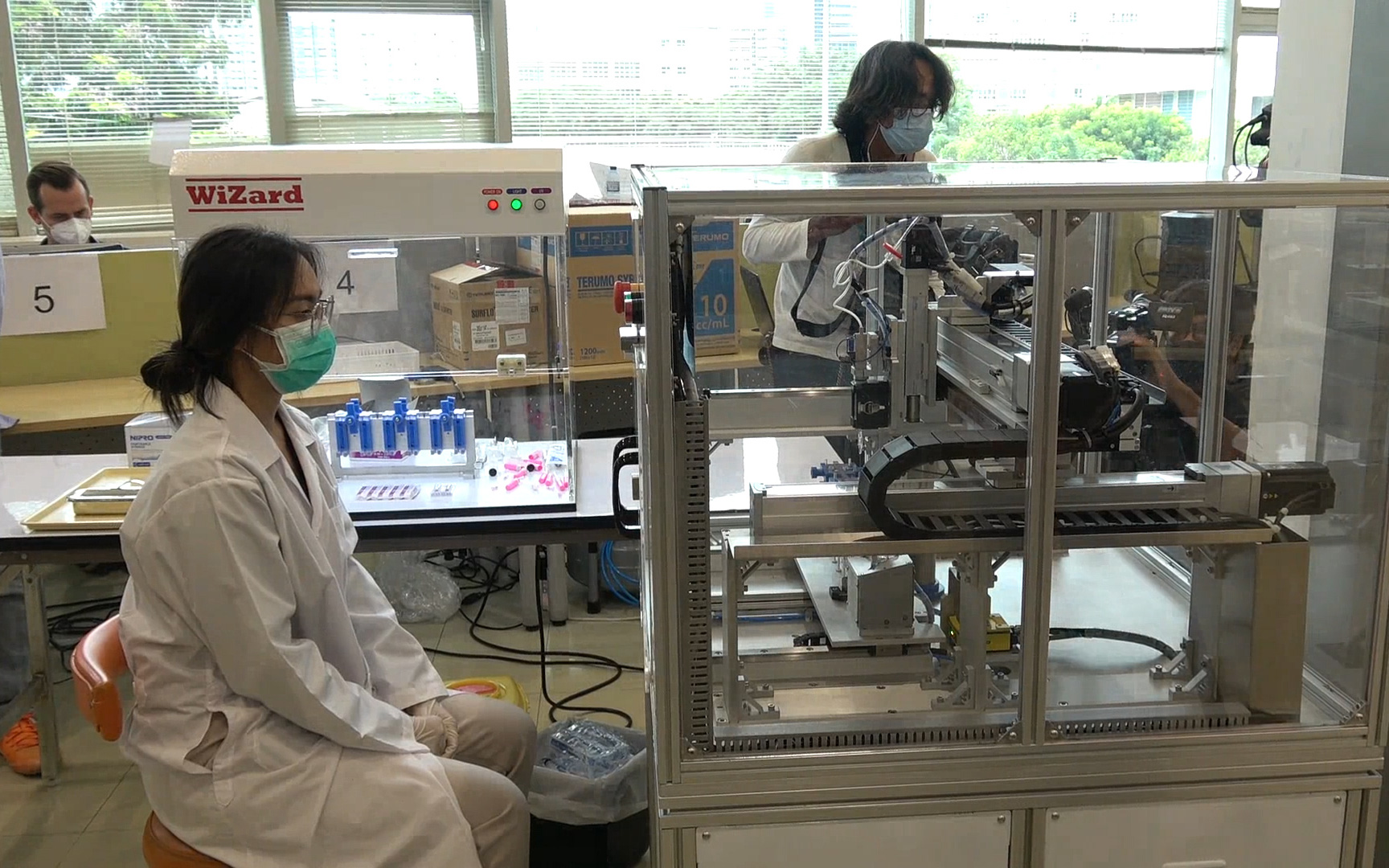 Thái Lan phát triển robot chia liều vaccine Covid-19 chuẩn xác