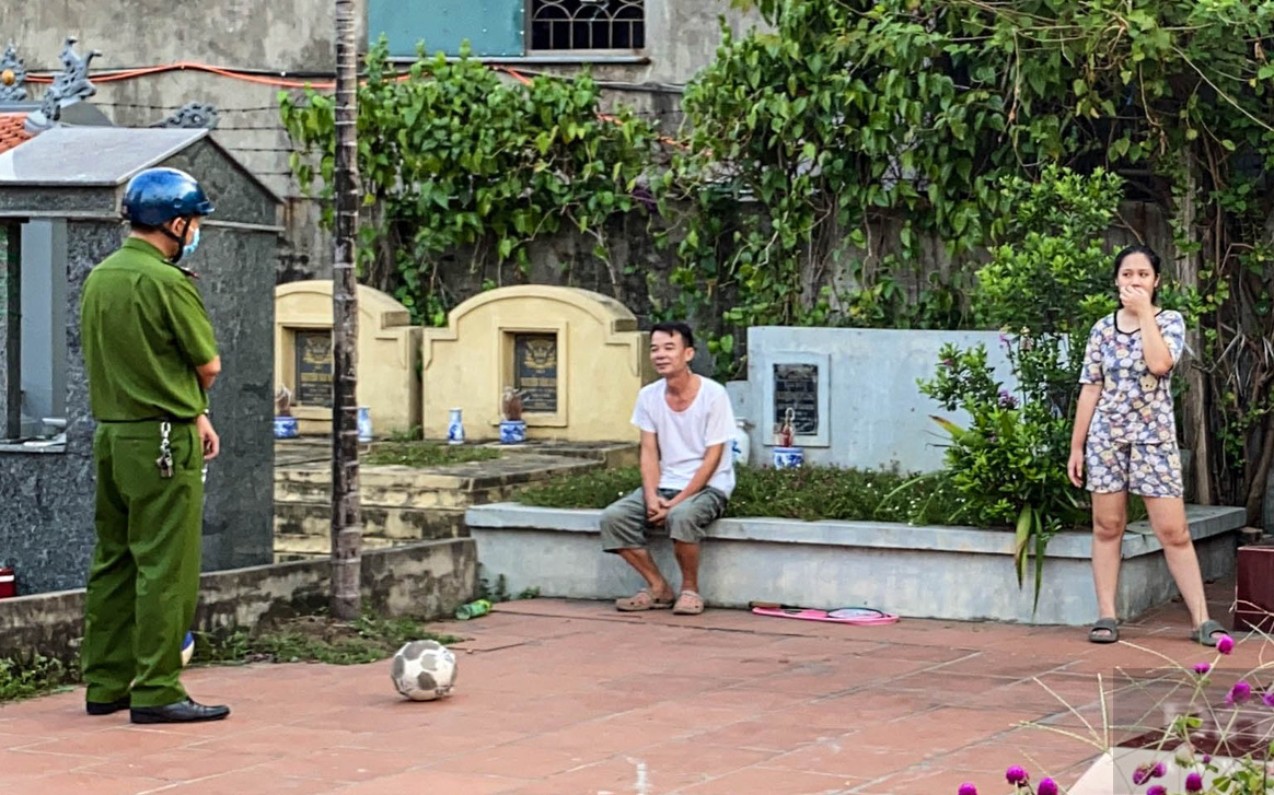 Hà Nội: Người dân chơi cầu lông trong nghĩa trang, bán hàng dưới lòng đường và trèo rào tại khu cách ly