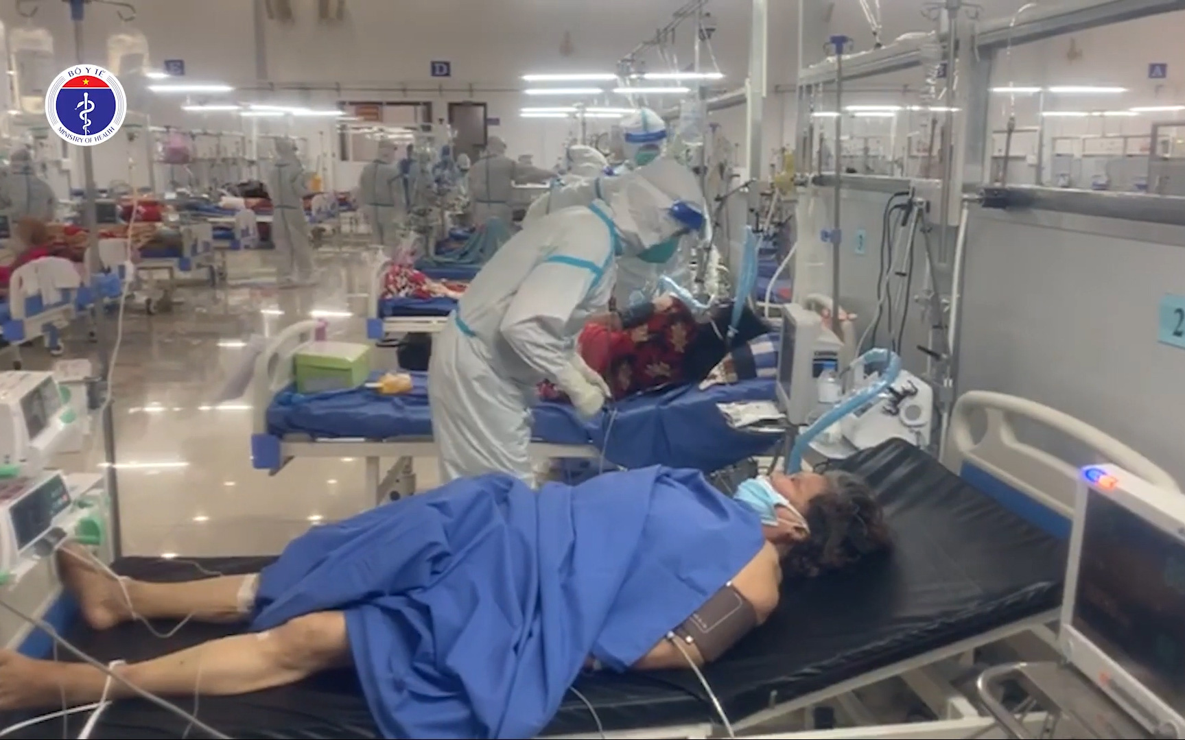 Video: Bên trong Trung tâm hồi sức Covid-19 tại Long An đang điều trị gần 60 bệnh nhân nặng