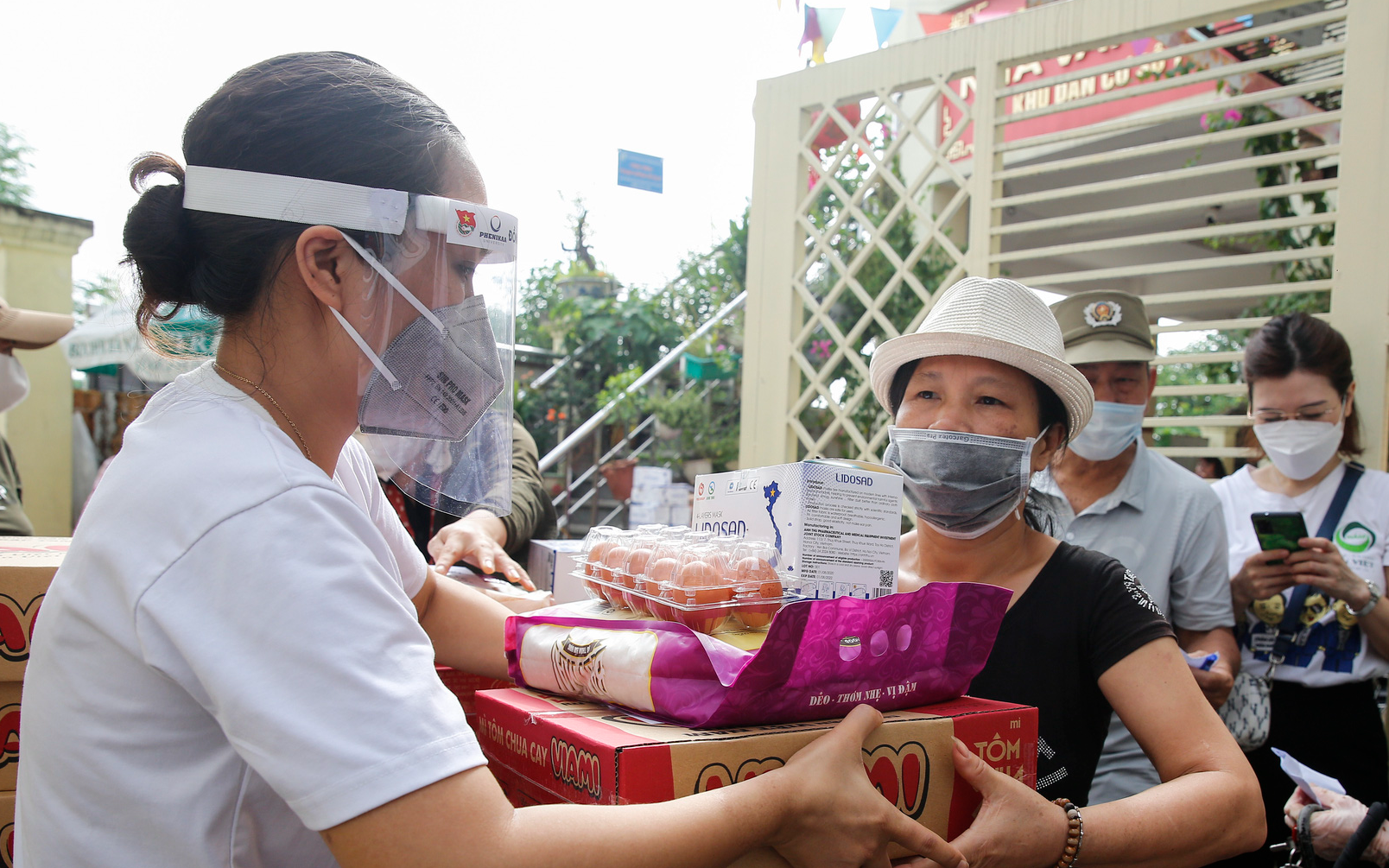Ảnh: Báo NTNN/Điện tử Dân Việt đi từng ngõ, hẻm tặng quà an sinh cho người lao động gặp khó khăn vì dịch Covid-19