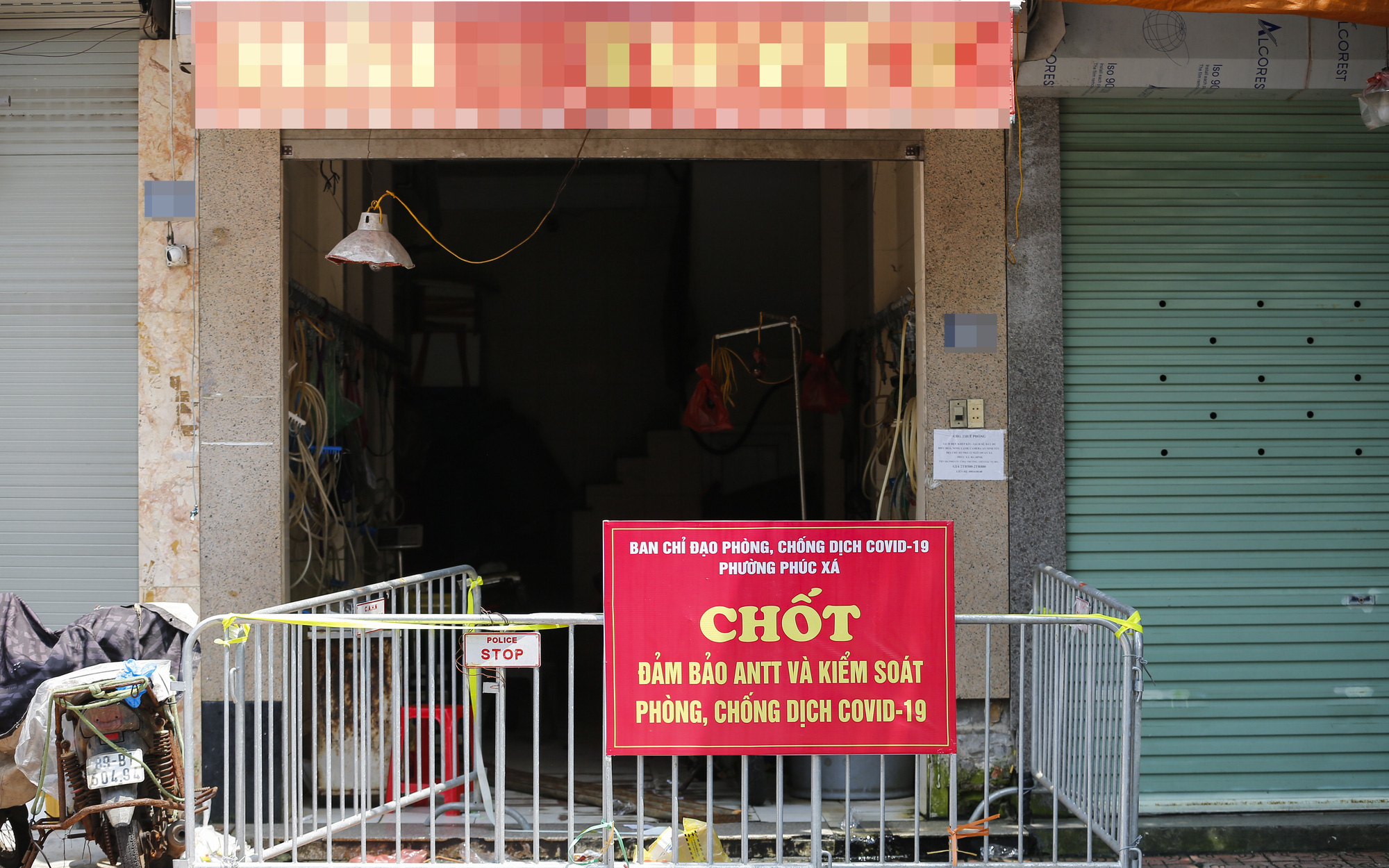 Hà Nội: Cận cảnh nơi phát hiện một người nhiễm Covid-19 tại chợ Long Biên
