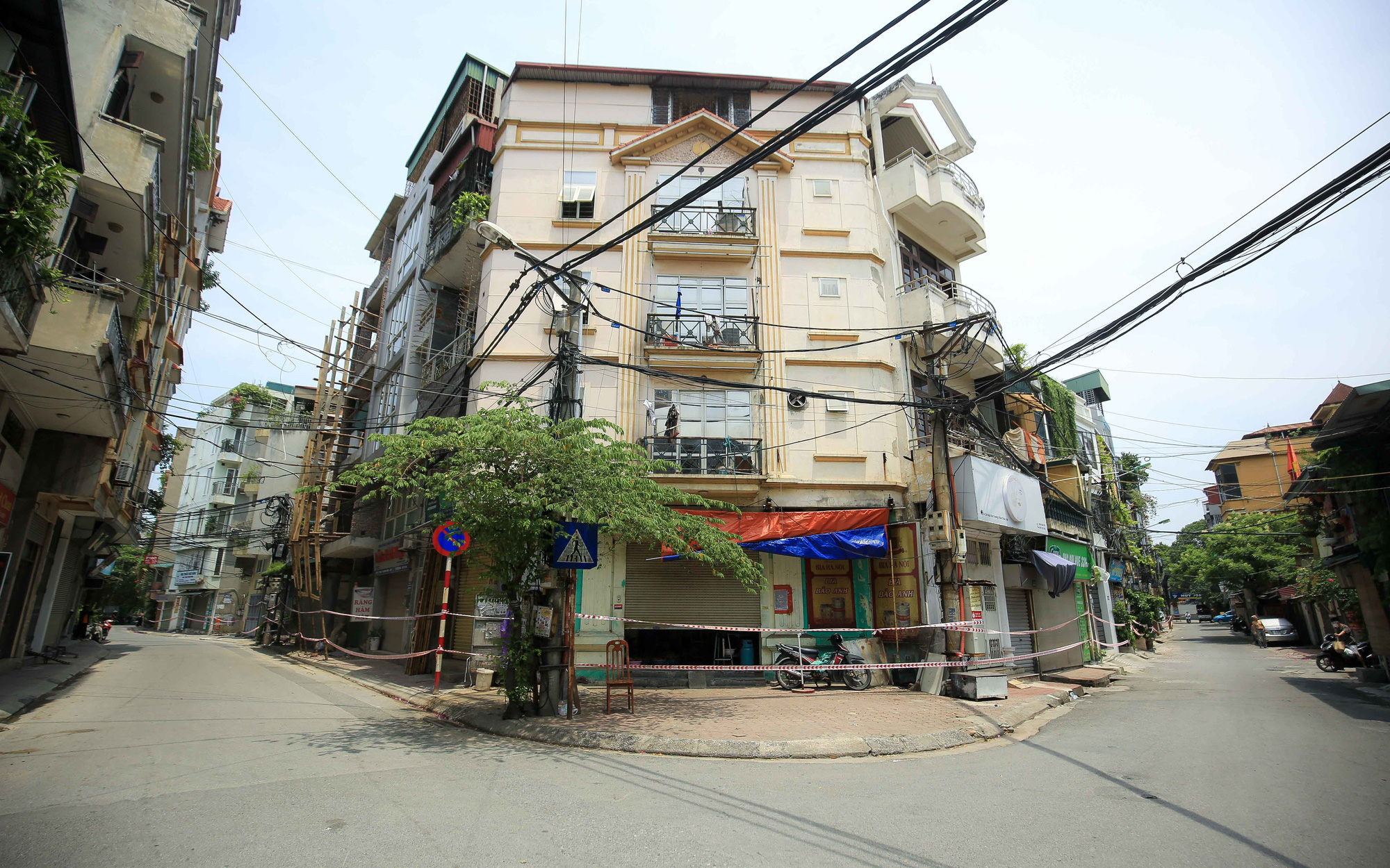 Ảnh, clip: Cách ly y tế 900 hộ dân và 2.800 nhân khẩu tại một phường ở Hà Nội