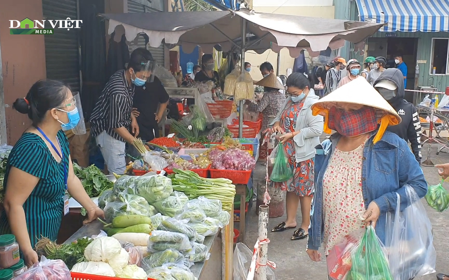 Video: Tiểu thương chợ Bình Thới lập gian hàng lưu động, bày bán nông sản ngay ngoài sân cho thoáng đãng