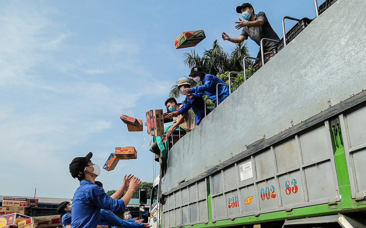 Ảnh: Thành đoàn Hà Nội nhận 60 tấn nhu yếu phẩm do nhân dân, tuổi trẻ tỉnh Hà Giang trao tặng