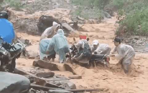 Quảng Nam: Người dân liều mình vượt dòng nước lũ cuồn cuộn