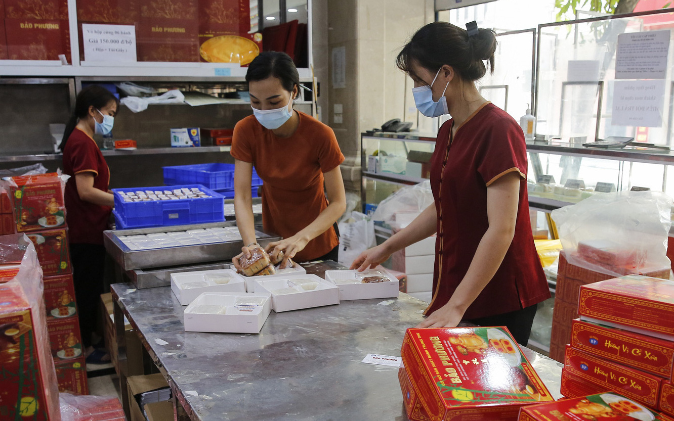 Hà Nội: Cắt giảm 90% nhân công, nhiều cơ sở sản xuất bánh trung thu loay hoay tìm kênh bán online