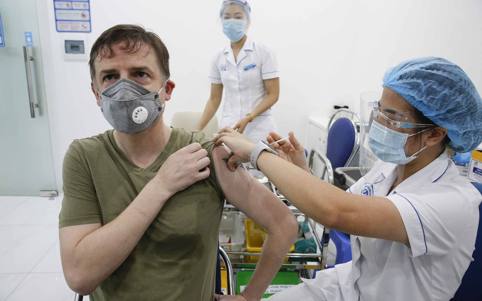 Tiêm vaccine ngừa Covid-19 cho hàng trăm người nước ngoài mỗi ngày tại Hà Nội
