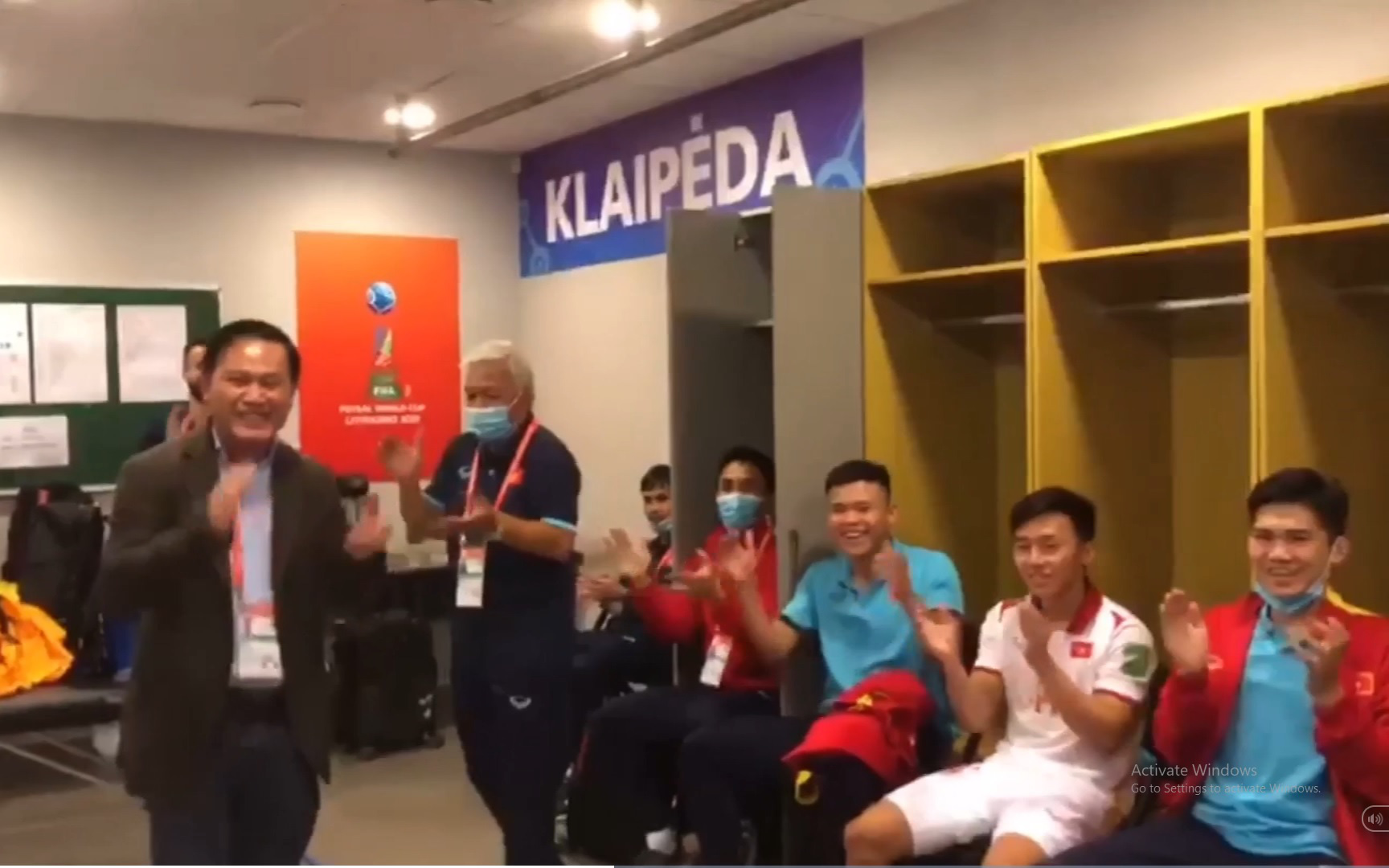 Clip: Phòng thay đồ của ĐT Futsal Việt Nam vang lời ca tiếng hát sau chiến thắng nghẹt thở 