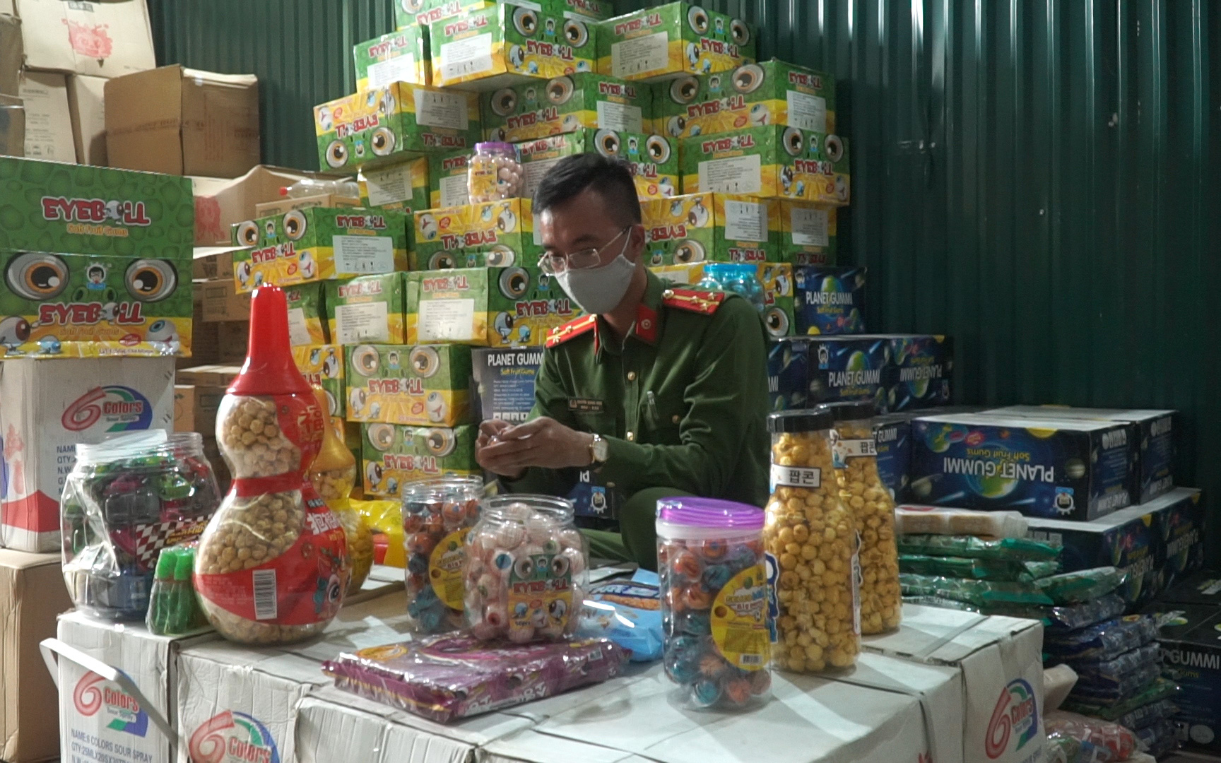 Clip: Triệt phá kho bánh kẹo nhập lậu quy mô lớn ở Hà Nội chuyên hoạt động 