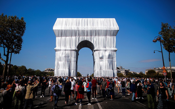 Hình ảnh lạ về Khải Hoàn Môn được bao phủ bởi 25.000 m2 vải nhựa trắng