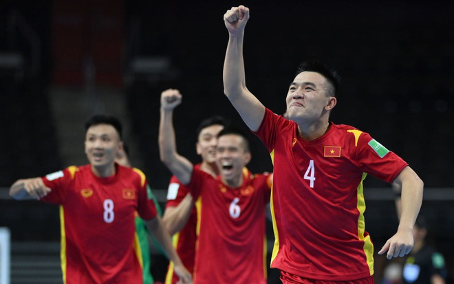 Hình ảnh tuyển futsal Việt Nam cầm hòa đội bóng hạng 16 thế giới, giành vé vào vòng 1/8