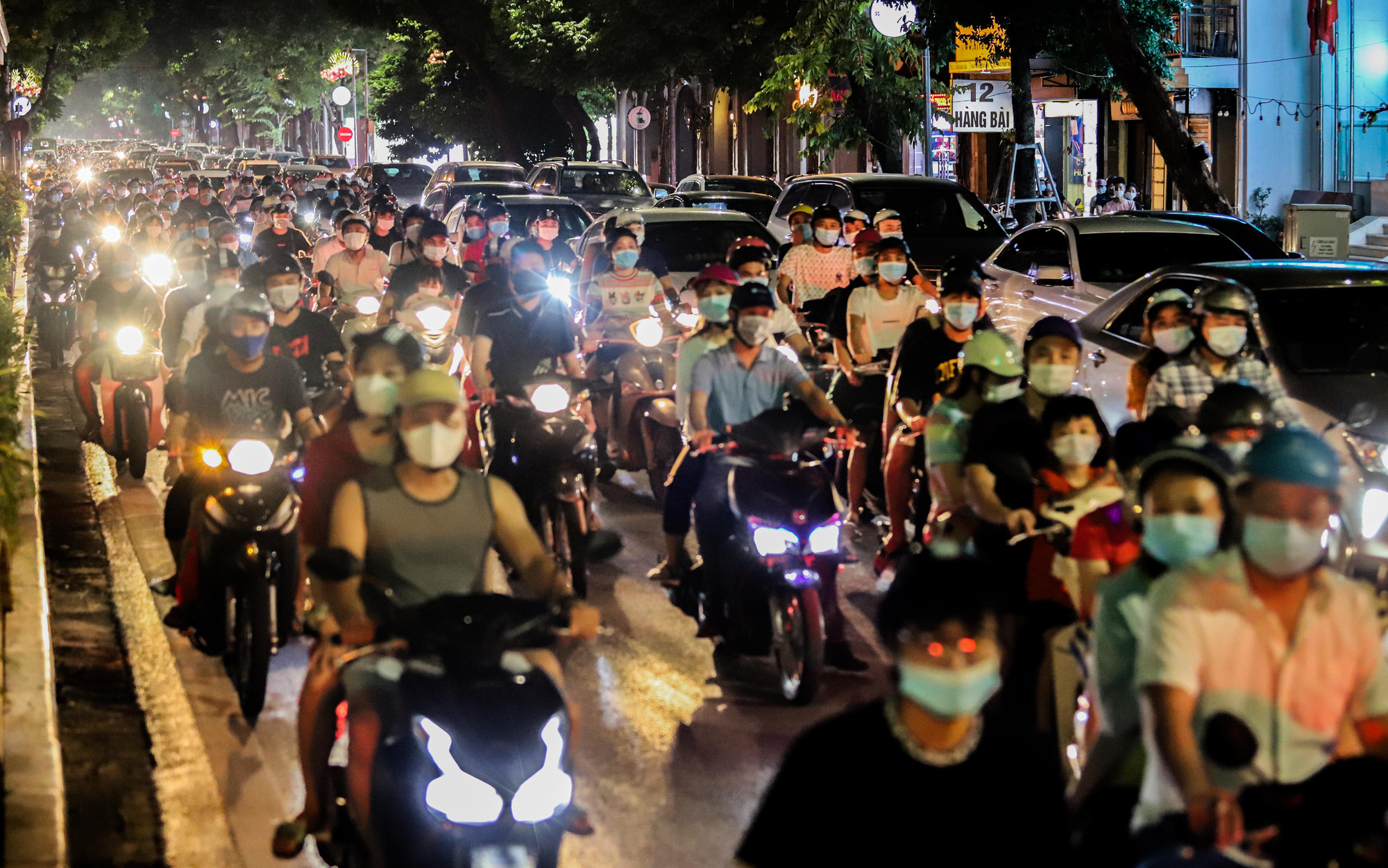 Hà Nội: Dòng người cuồn cuộn đổ ra đường đi chơi Trung thu