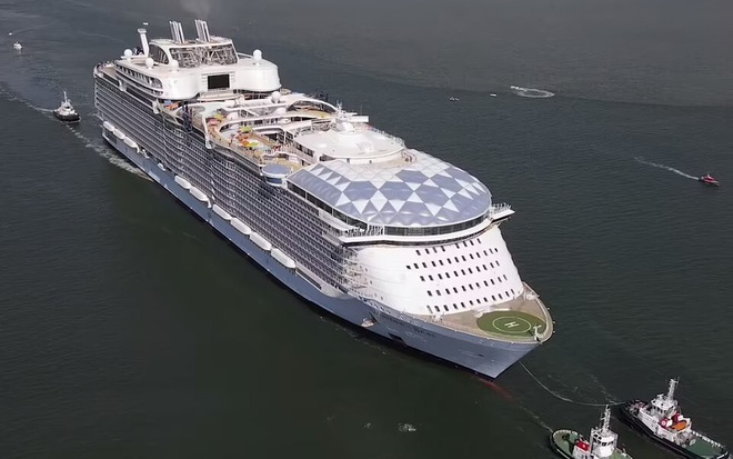 Đây là con tàu du lịch lớn nhất thế giới, có thể đón 7.000 khách cùng 2.300 thủy thủ đoàn