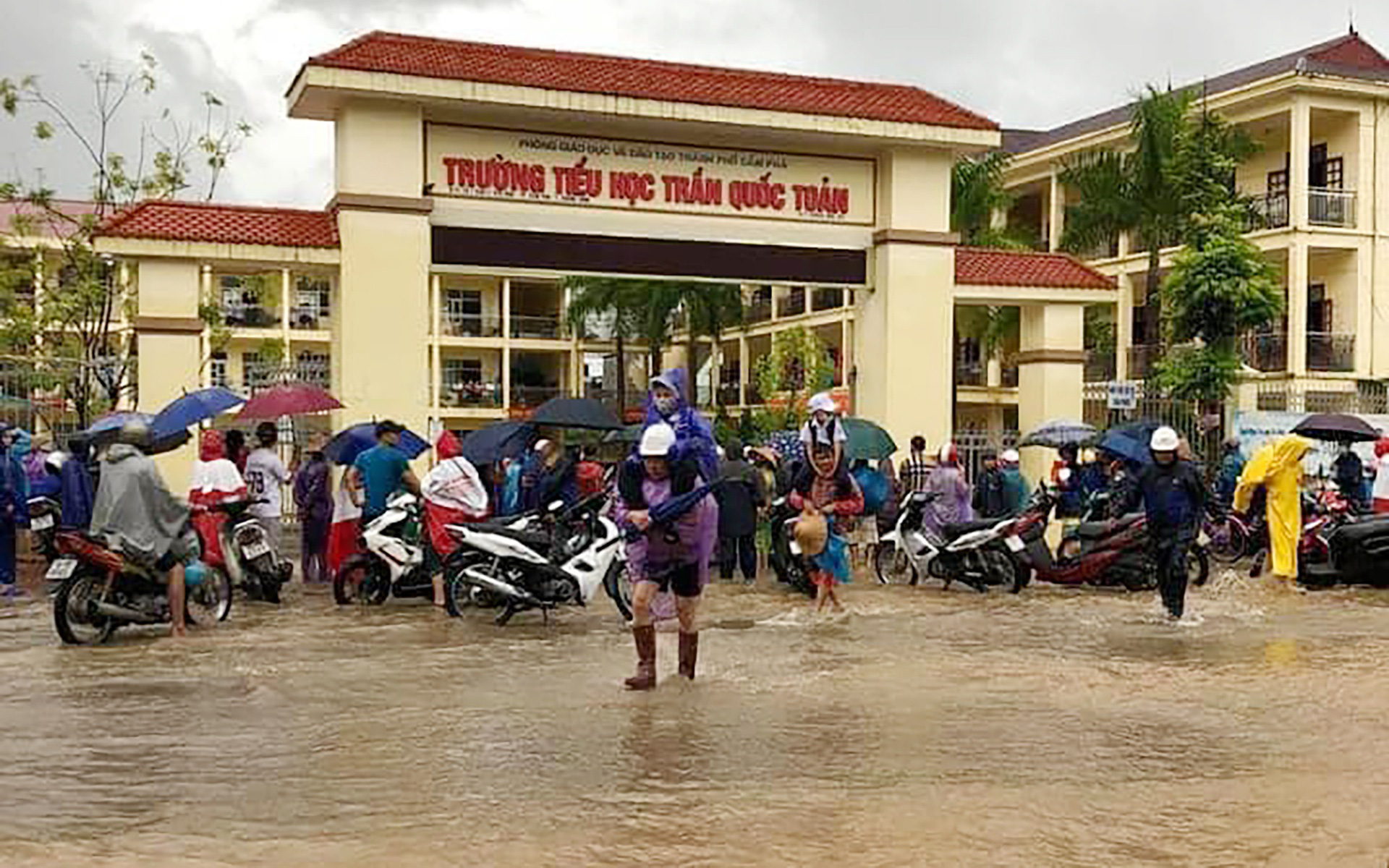 Quảng Ninh: Mưa lớn khiến TP Cẩm Phả ngập úng, trường học có nơi ngập sâu 1m
