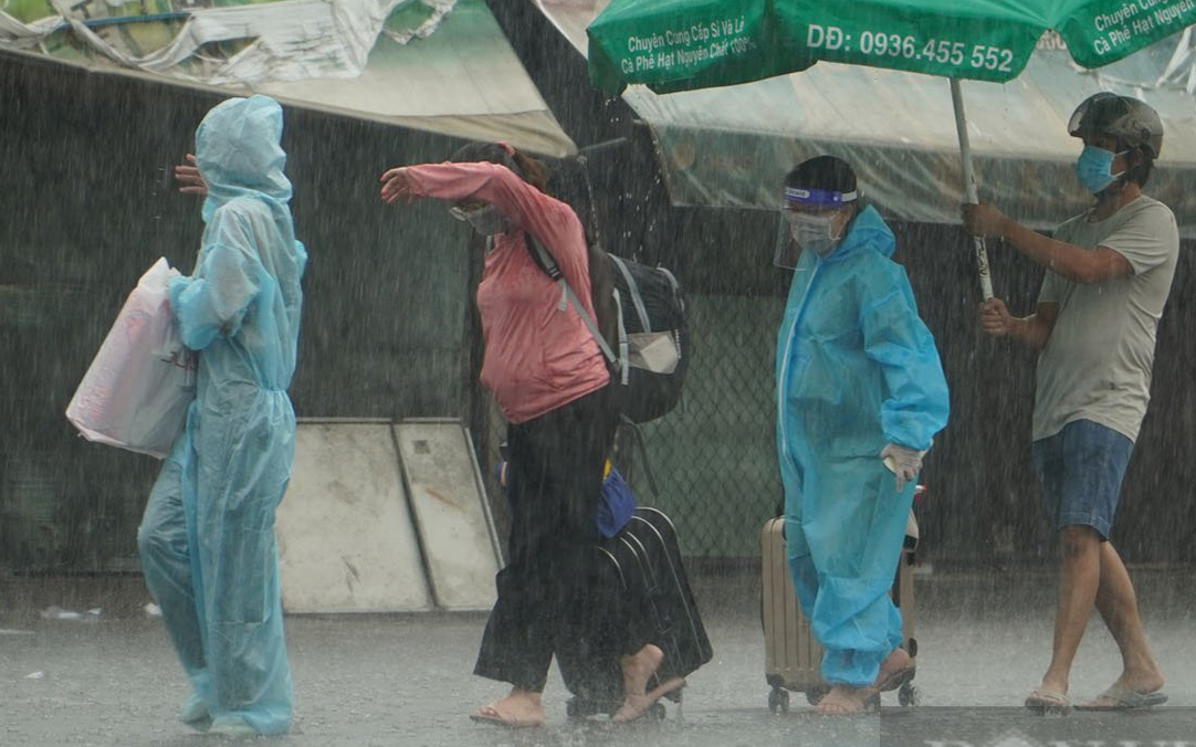 Ảnh ấn tượng tuần: Thai phụ đội mưa về quê vượt cạn và đêm Trung thu chen lấn trên đường phố Hà Nội