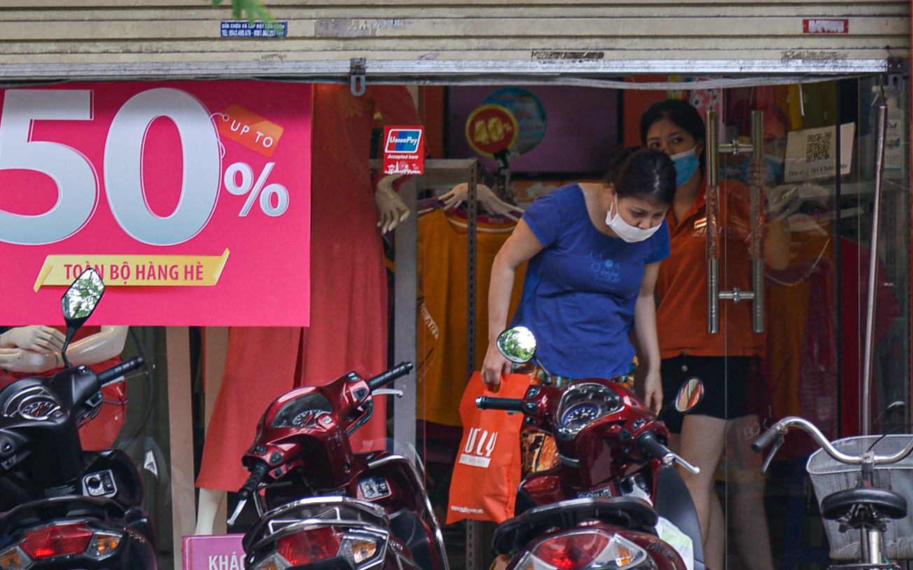 Hàng loạt cửa hàng thời trang tại Hà Nội mở cửa đón khách dù chưa được phép