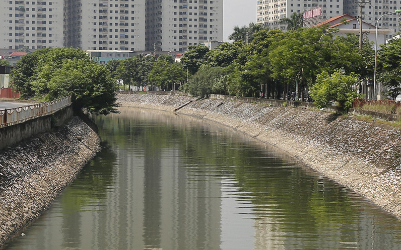 Hà Nội: Màu nước sông Tô Lịch chuyển màu vàng đục, xanh rêu