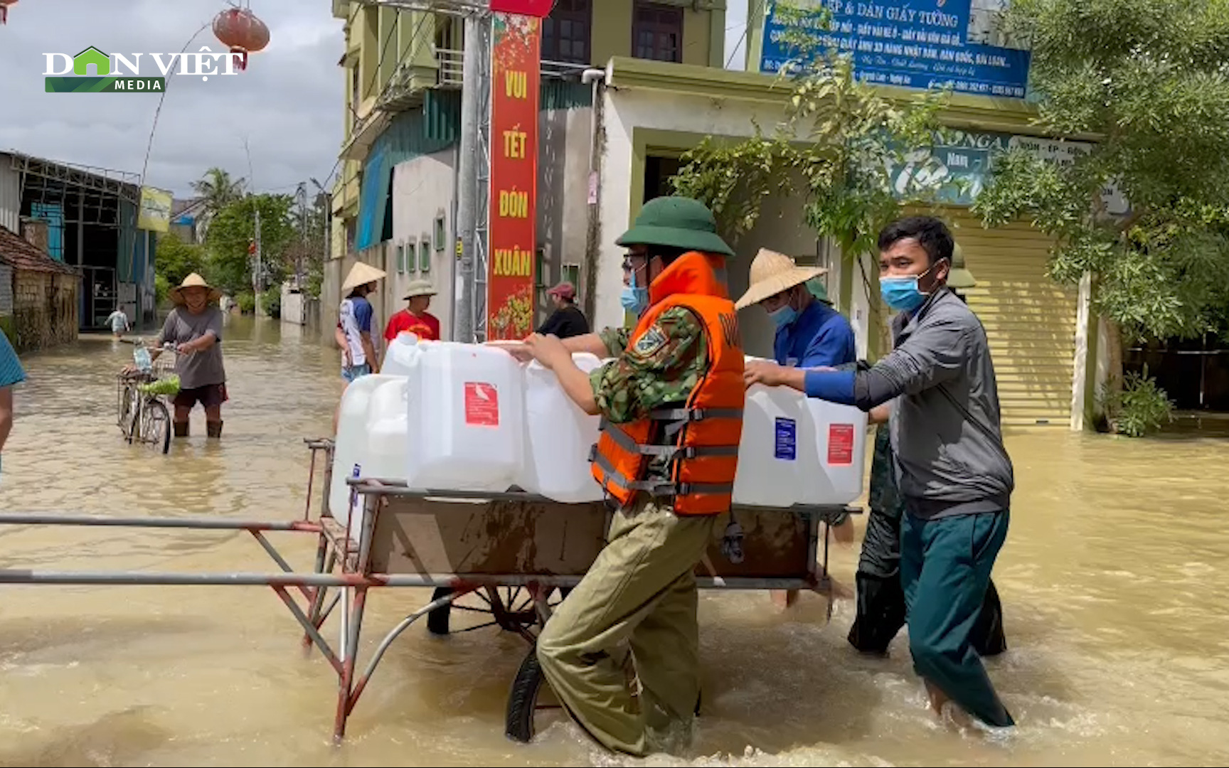 Xuyên trưa tiếp tế cho người dân trong vùng ngập lụt tại Quỳnh Lưu