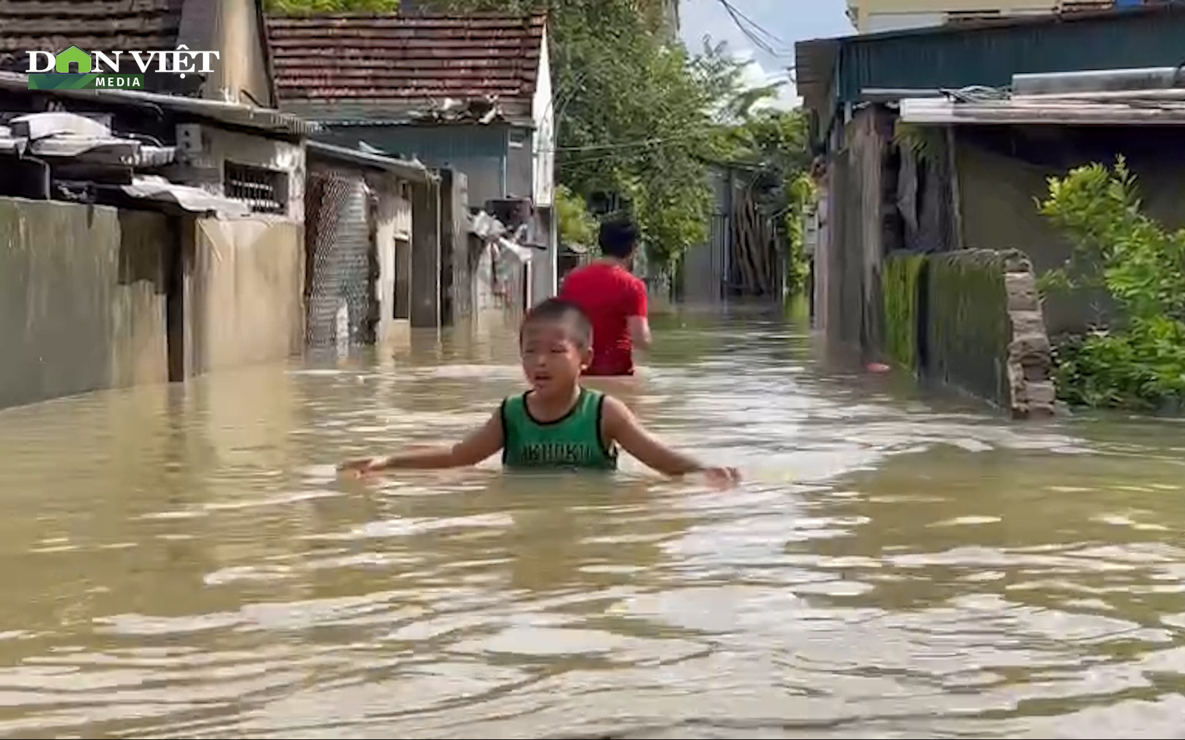 Nước lũ lên nhanh, nhiều xã tại huyện Quỳnh Lưu ngập sâu trong biển nước