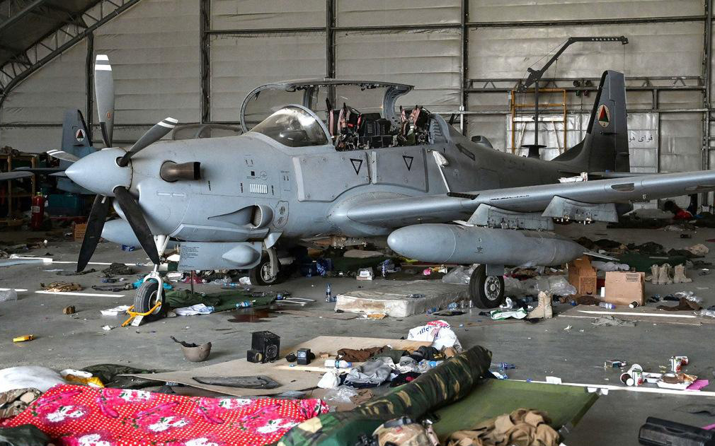 Cận cảnh dàn máy bay đắt đỏ bị Mỹ phá bỏ tại sân bay Kabul, Afghanistan