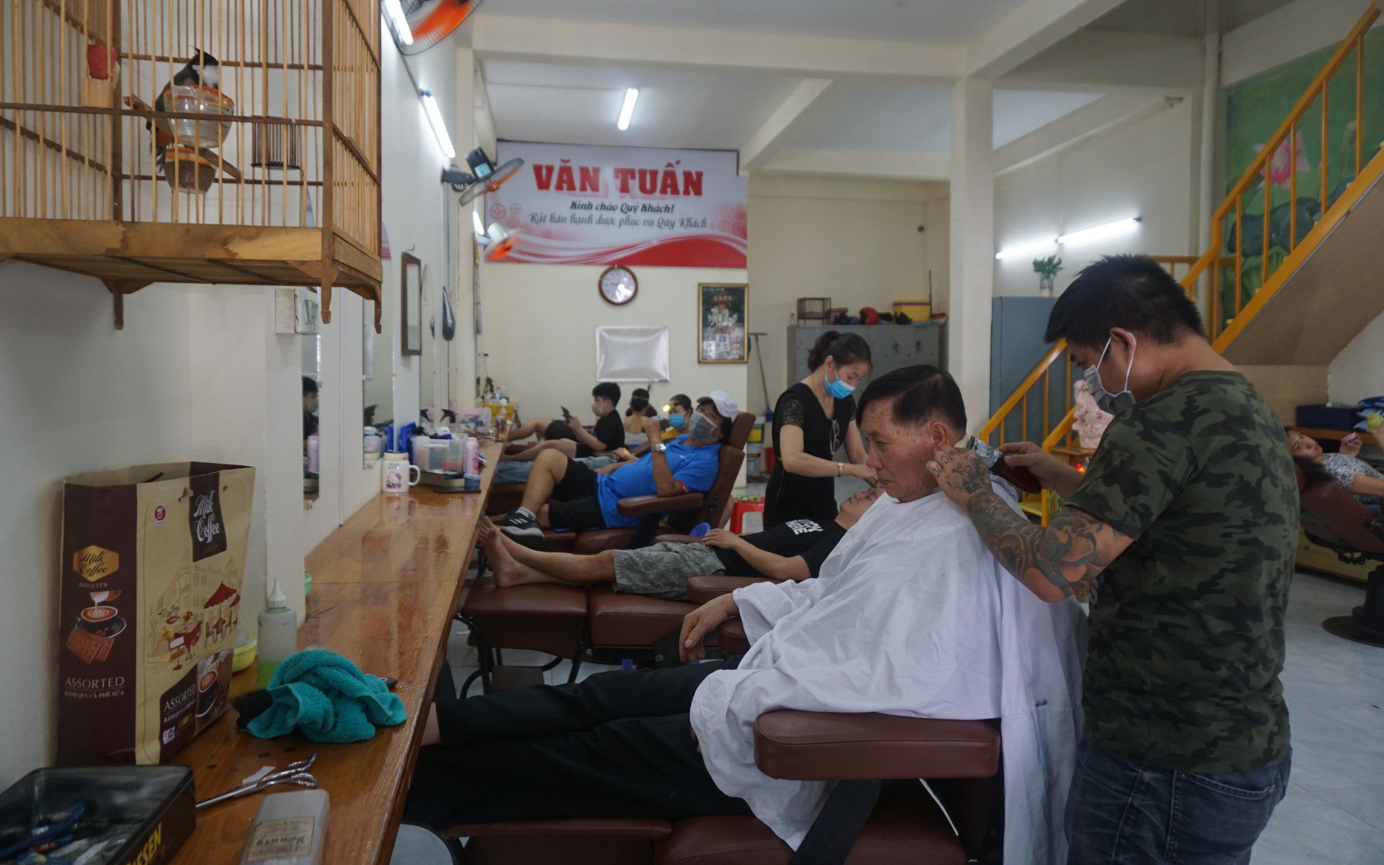 Đà Nẵng: Các tiệm cắt tóc chật kín chỗ, người dân phải chờ hàng tiếng đồng hồ mới đến lượt