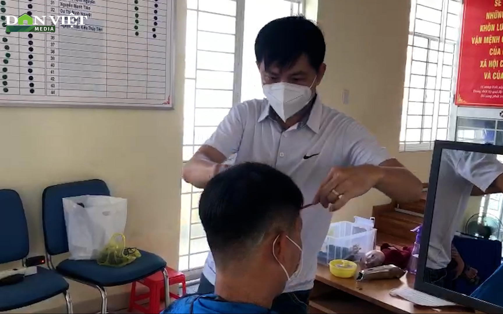 Tình nguyện viên cắt tóc cho bộ đội, lực lượng phòng dịch tuyến đầu: Hành động nhỏ, ý nghĩa lớn