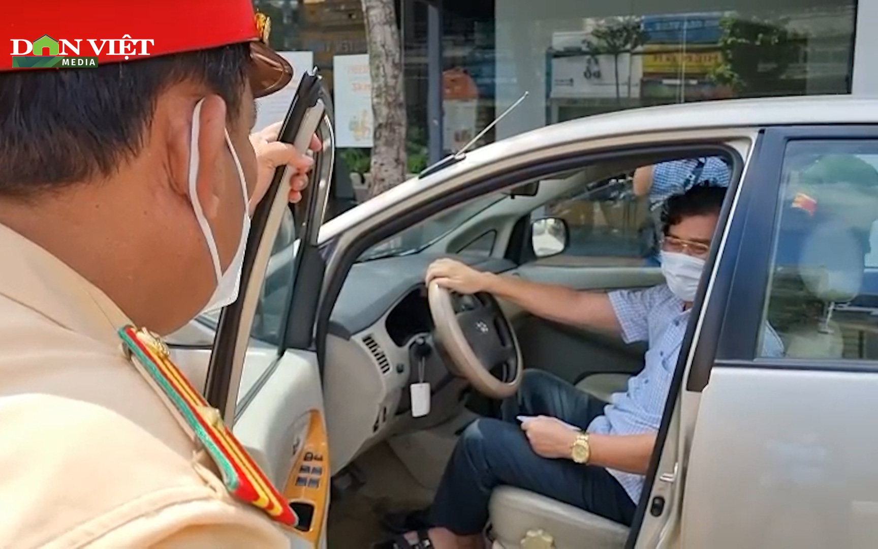 Vụ tài xế cố thủ trên xe bất chấp hiệu lệnh công an: Tài xế là thanh tra sở Tài nguyên và Môi trường