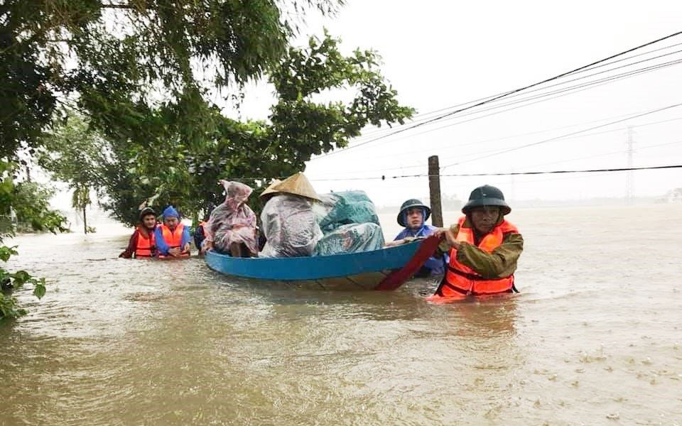 Clip: Hướng dẫn sơ tán người dân an toàn khi bão Conson đổ bộ vào “vùng đỏ” của Bộ Y tế