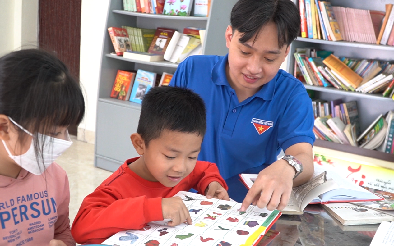 Dốc tâm huyết xây thư viện thôn, Bí thư Đoàn góp phần nâng cao văn hóa đọc ở làng quê