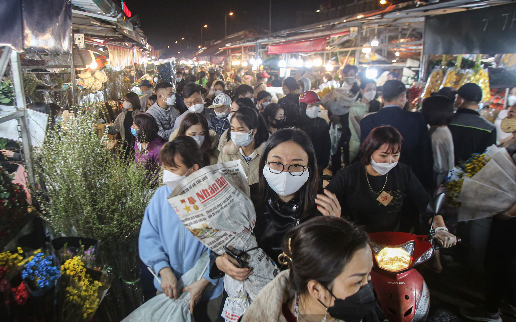 Chợ hoa đêm lớn nhất Hà Nội đông nghịt người mua sắm