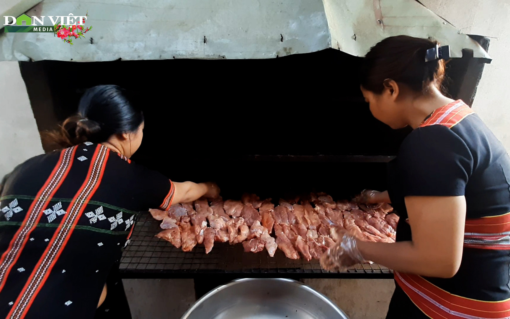 Đặc sản thịt heo gác bếp vùng cao Kon Tum đắt hàng dịp Tết