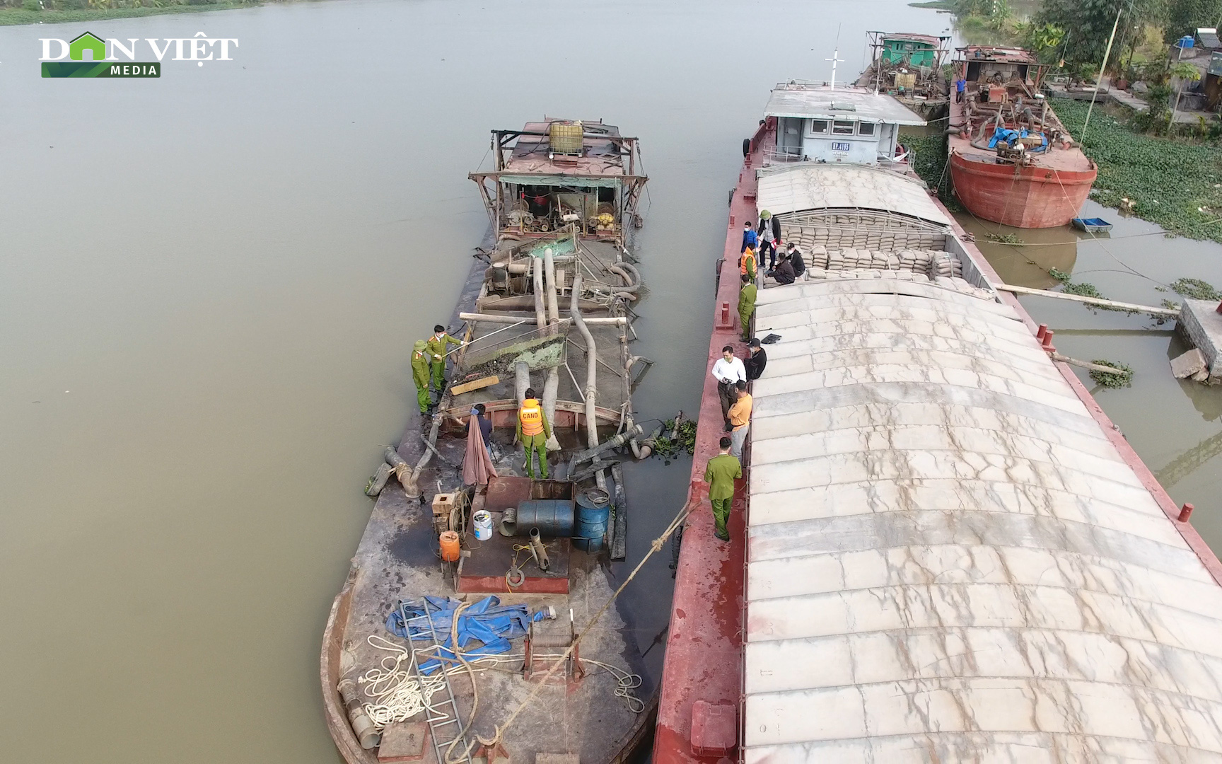 Hải Dương: Bắt quả tang tàu khai thác cát trái phép trên sông Thái Bình