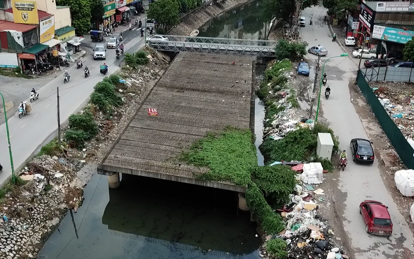 Hà Nội: Cầu Sông Lừ biến thành bãi sắt, rác thải bủa vây vì chậm tiến độ