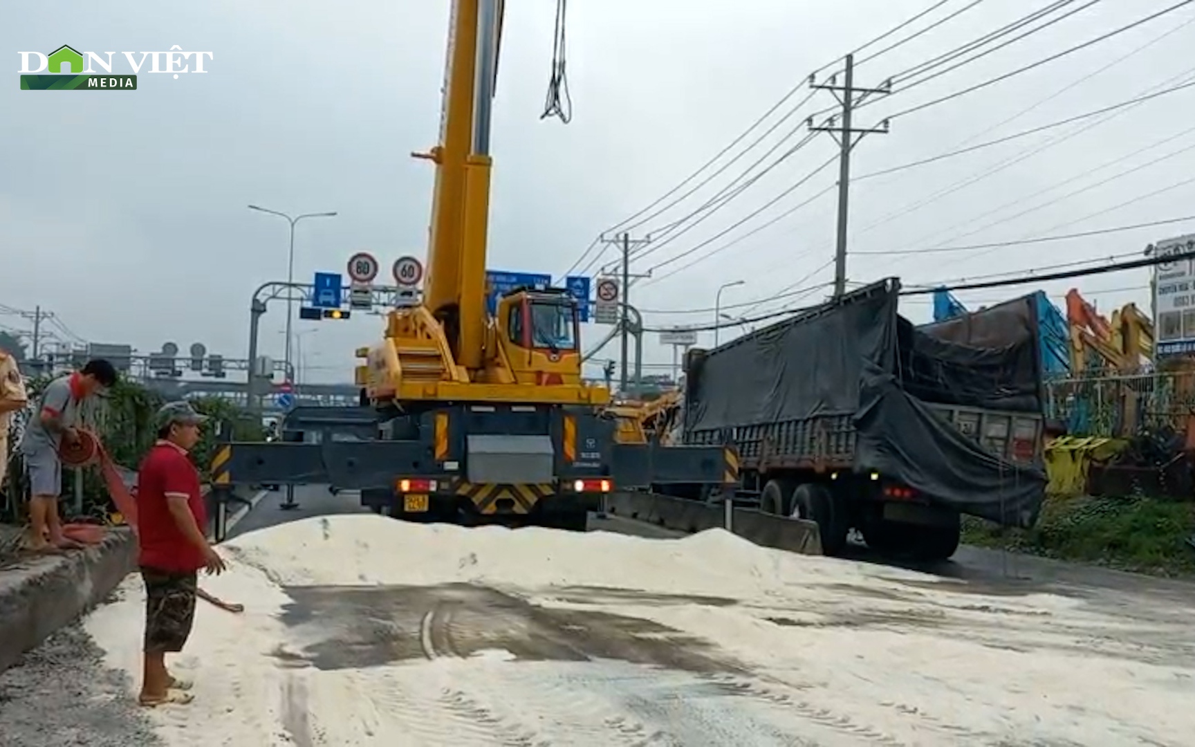 TP.HCM: Xe tải chở gạo mất phanh, tông sập hàng rào chắn trên quốc lộ 1A 