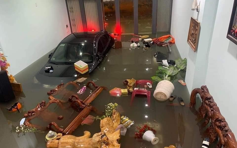 Video: Đà Nẵng chìm trong nước sau cơn mưa kinh hoàng, ô tô nổi lềnh phềnh trên nước