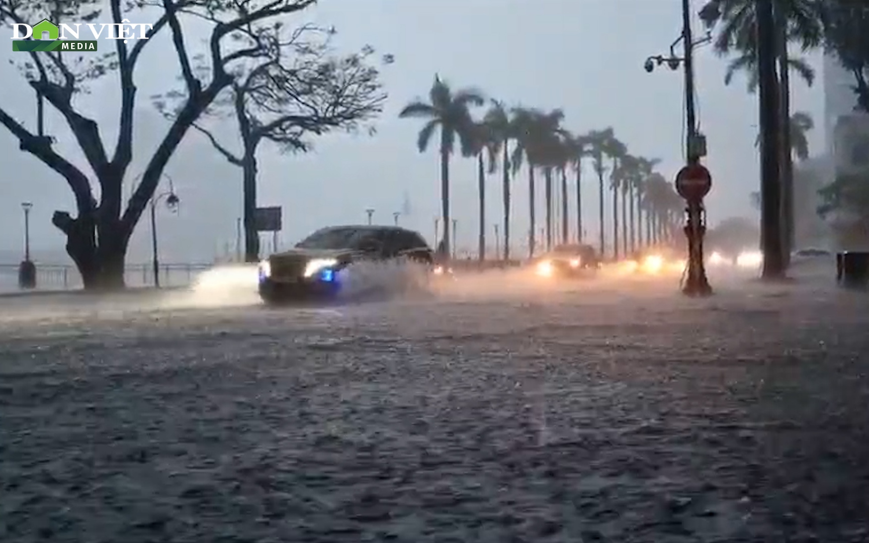 Đà Nẵng mưa mù trời, nhiều tuyến đường ngập sâu, hàng loạt xe chết máy