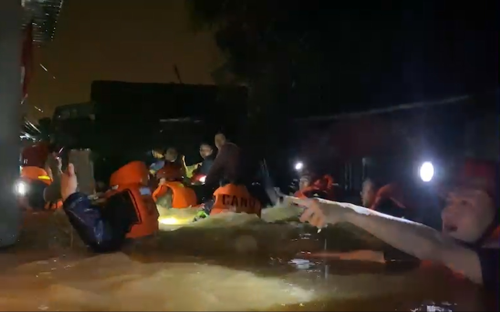 Video: Trắng đêm cứu dân giữa biển nước chảy xiết ở Huế 