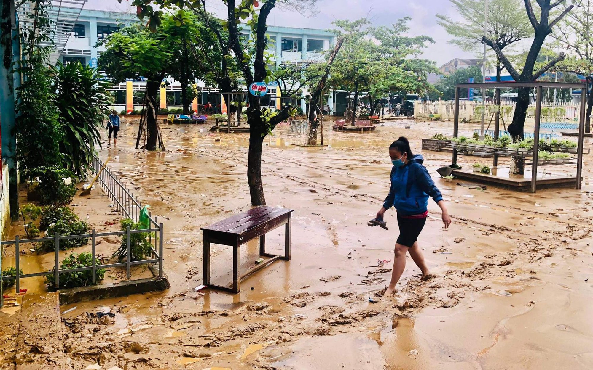Trường học tại Đà Nẵng ngập ngụa trong bùn đất