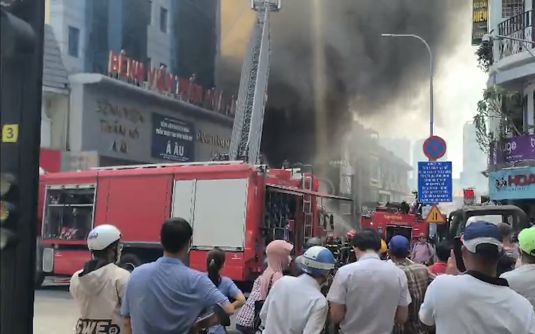 NÓNG: Đang cháy lớn gần chợ Bến Thành