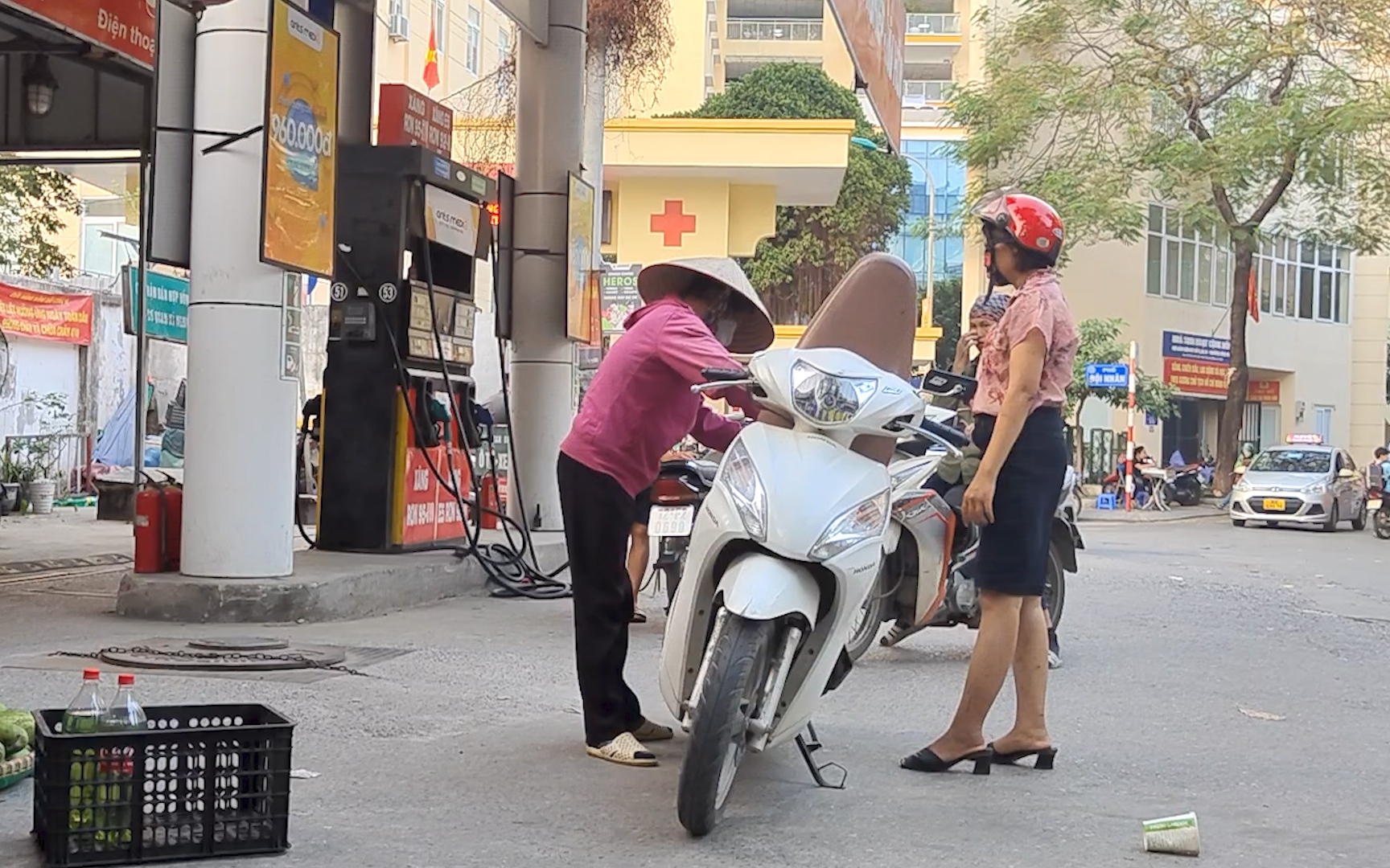 Hà Nội: Ngày càng xuất hiện nhiều điểm bán xăng vỉa hè 