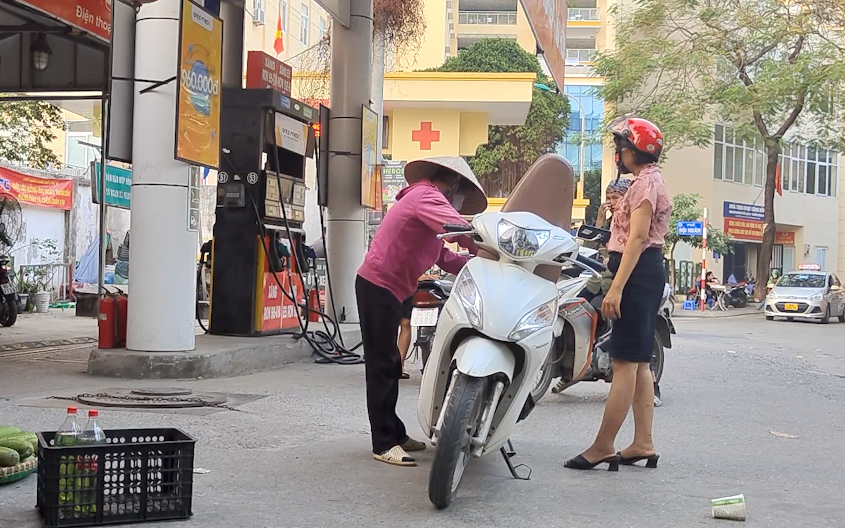 Hà Nội: Ngày càng xuất hiện nhiều điểm bán xăng vỉa hè lợi dụng 