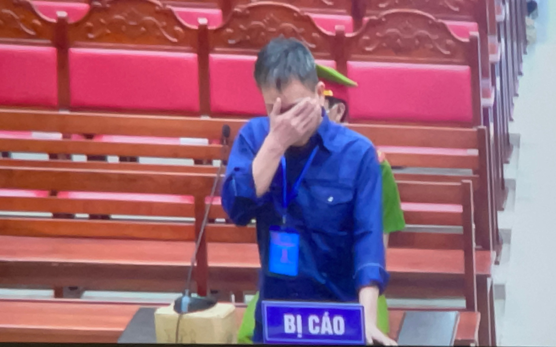 Đại án xăng lậu: Bị cáo Nguyễn Minh Khoa liên tục lau nước mắt khi nhắc đến mẹ và anh em thuyền viên