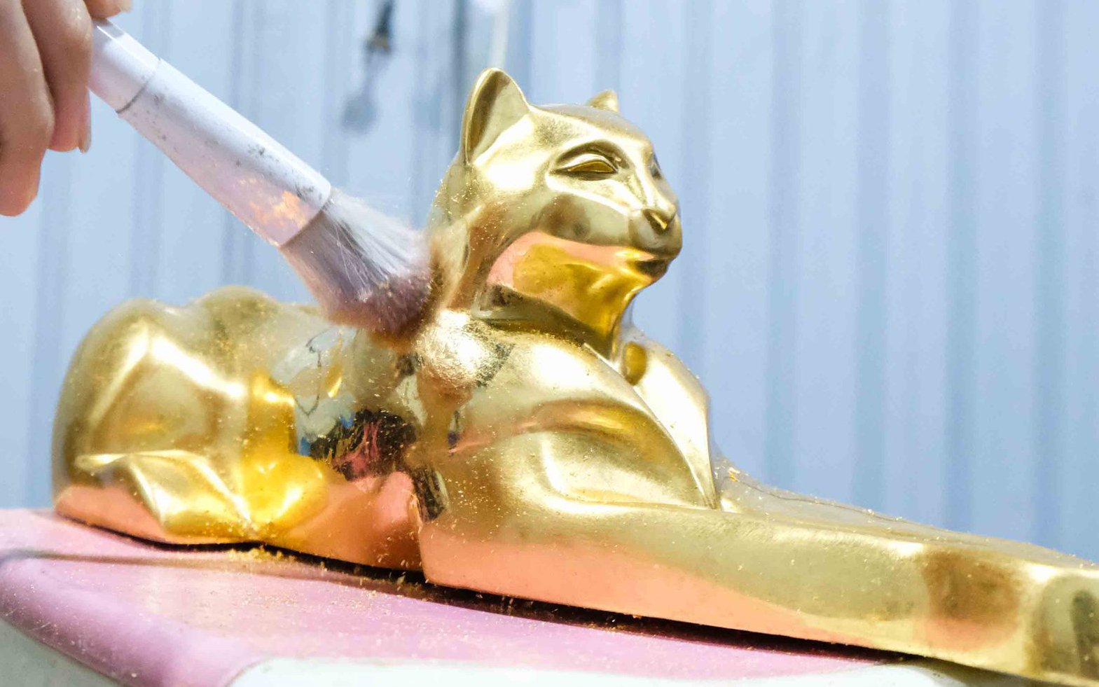 Cận cảnh linh vật mèo dát vàng giá chục triệu đồng dịp Tết Quý Mão 2023