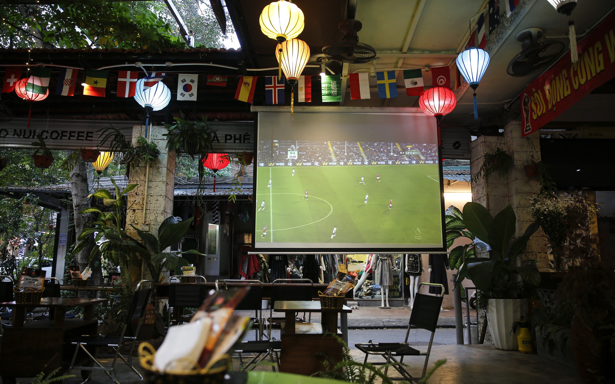 Hàng quán tại Hà Nội trang bị màn hình máy chiếu siêu nét phục vụ mùa World Cup 2022
