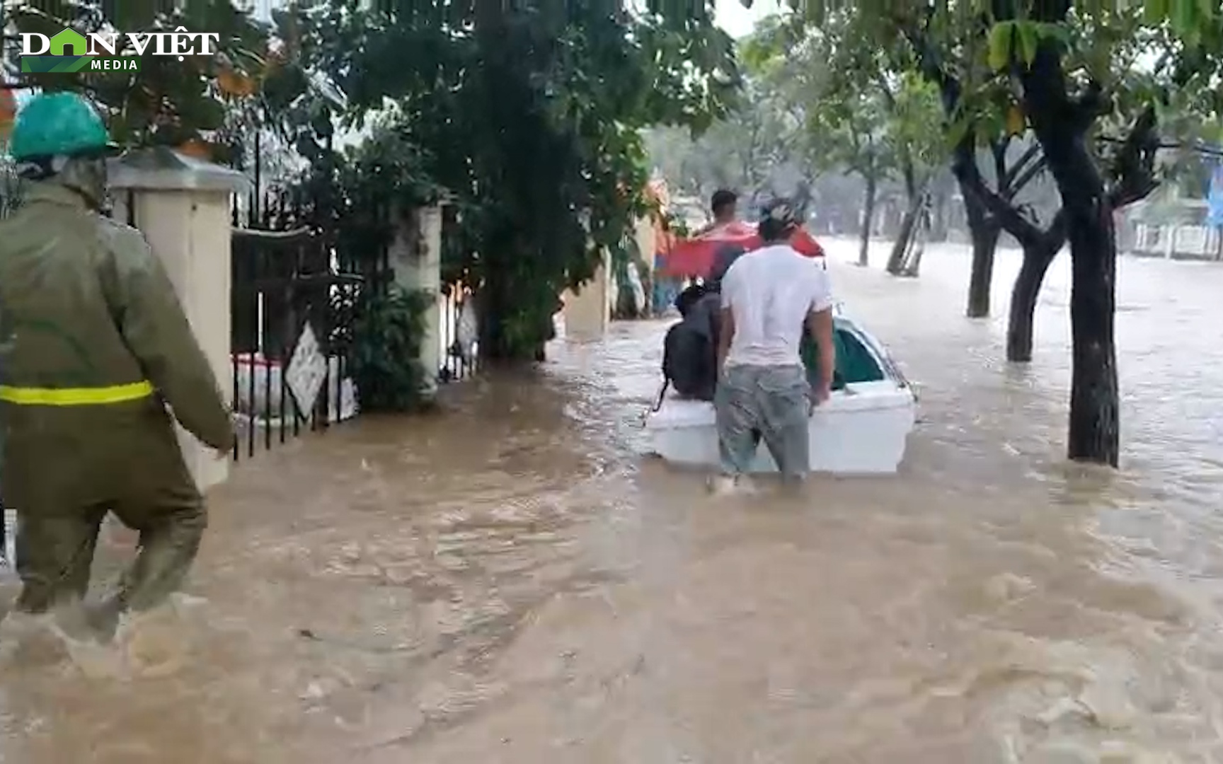 Bình Định: Lũ lớn nhấn chìm hàng loạt phương tiện, đường phố thành sông, người dân trở tay không kịp 