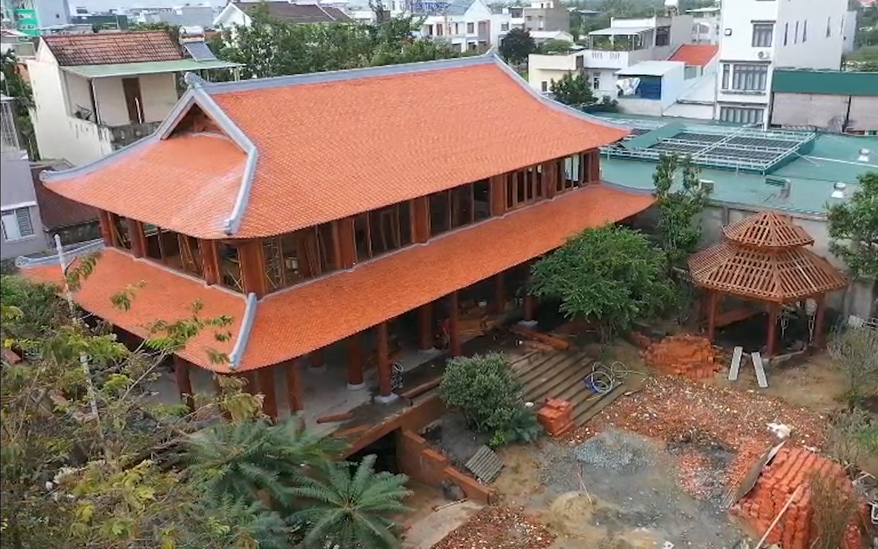 Choáng ngợp với ngôi nhà toàn bằng gỗ quý, xây trái phép trên đất lúa ở Quảng Ngãi