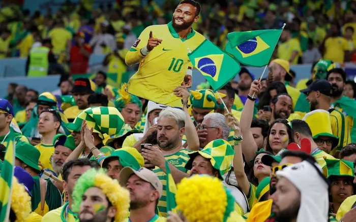 Bất chấp chiến thắng của đội nhà, CĐV Brazil vẫn tỏ rõ sự lo lắng và thất vọng khi Neymar rời sân vì chấn thương