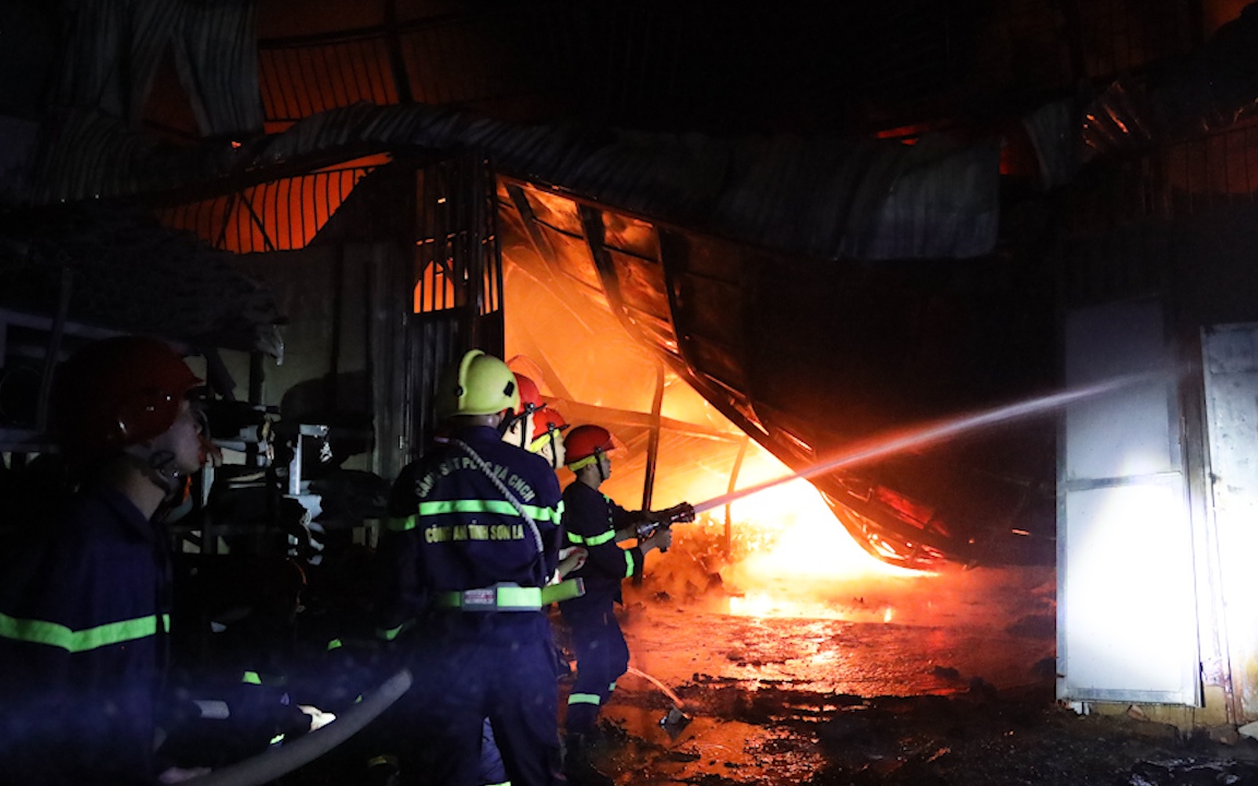 Clip: Cháy tổng kho hàng ở Sơn La gây thiệt hại hàng chục tỷ đồng