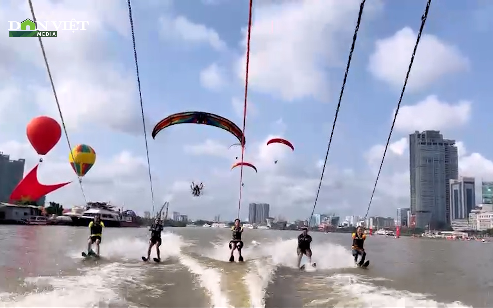 Video: Lướt ván trên sông Sài Gòn - thú chơi thời thượng thu hút giới trẻ